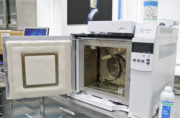 Gas chromatography chamber commonly used in forensic science and medical research.